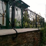 Kültéri liliomos kovácsoltvas teraszkorlát zöld antikolóval